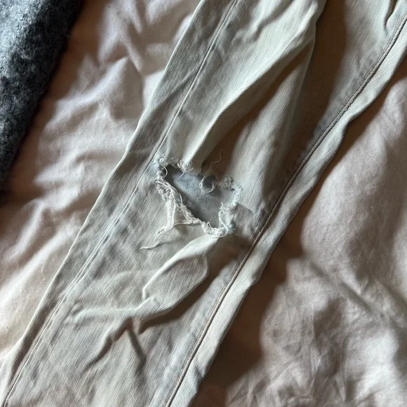 Anthropologie - Lightwash Denim Jeans - Low Rise Distressed Cropped Slim Fit - Picture 12 of 15